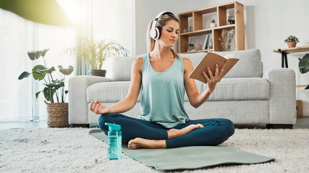 Yoga de méditation, musique calme et femme lisant un livre tout en faisant du yoga