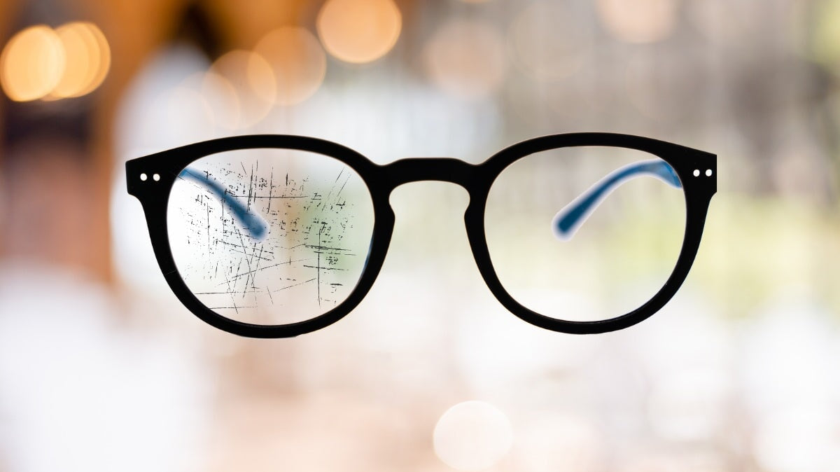 lunette de vue rayée, sur fond de café flou.jpg