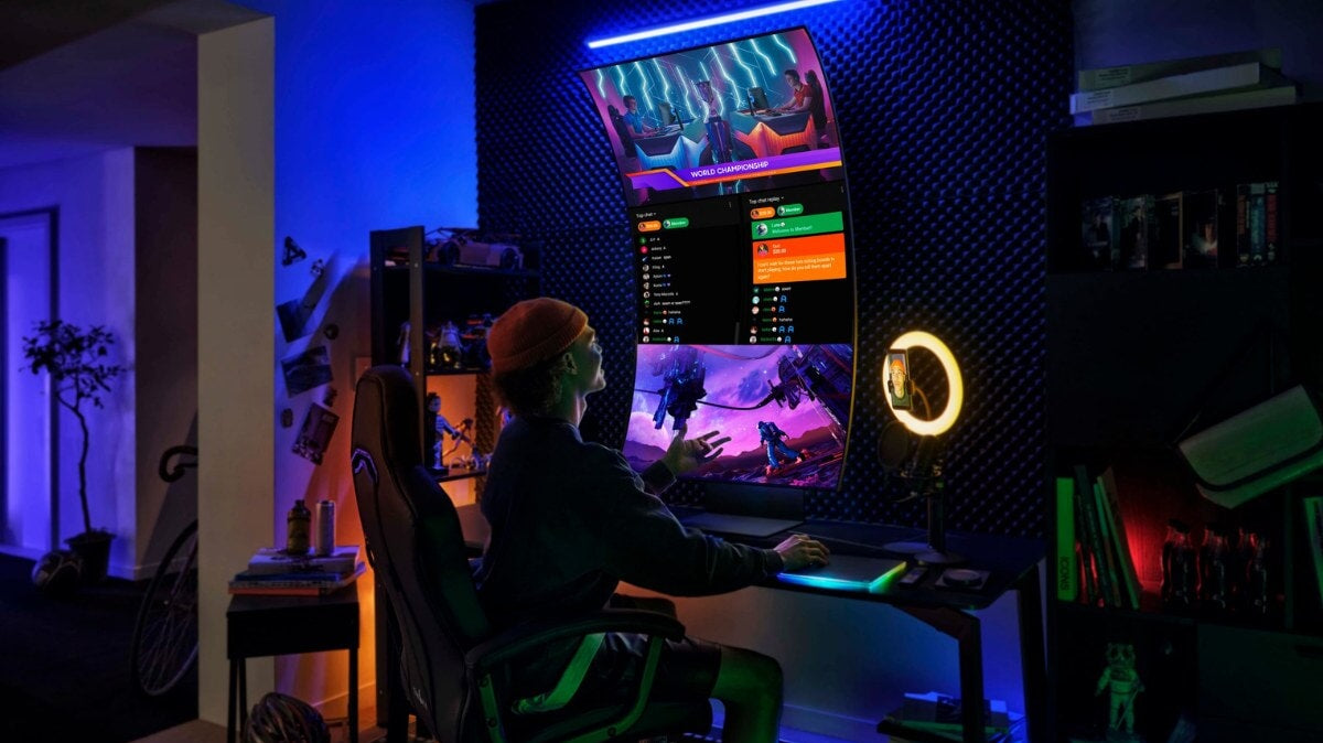 un homme jouant sur un écran incurvé