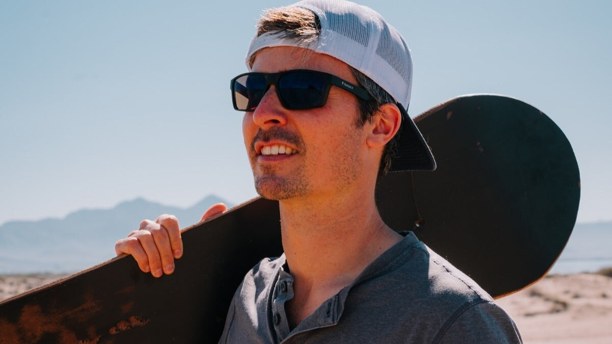 un homme portant des lunettes Horus X