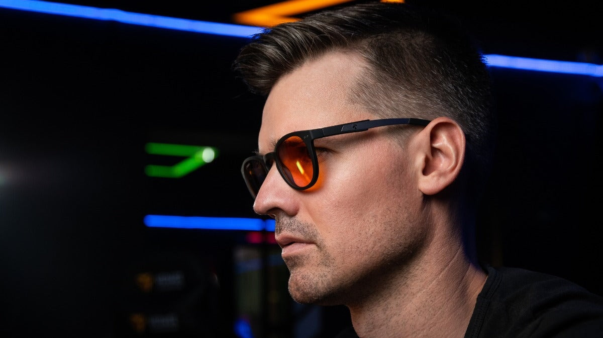 un homme portant des lunettes horus x anti lumière bleue