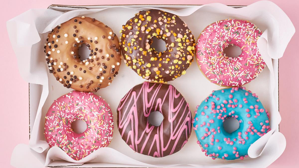 Image à la une des pire aliments mauvais pour la vue sur fond de friandises colorées