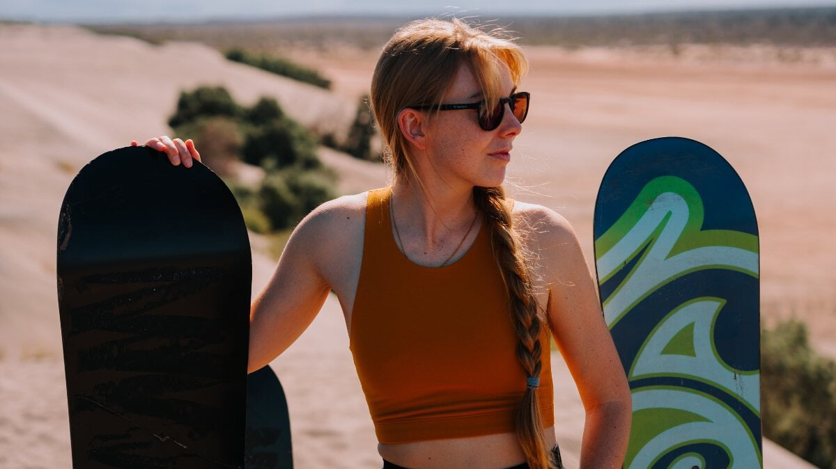 une femme portant des lunettes de soleil polarisées Horus X à la plage