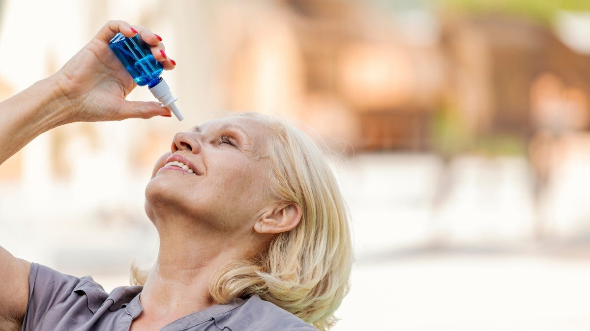 une femme qui prend soin de ses yeux