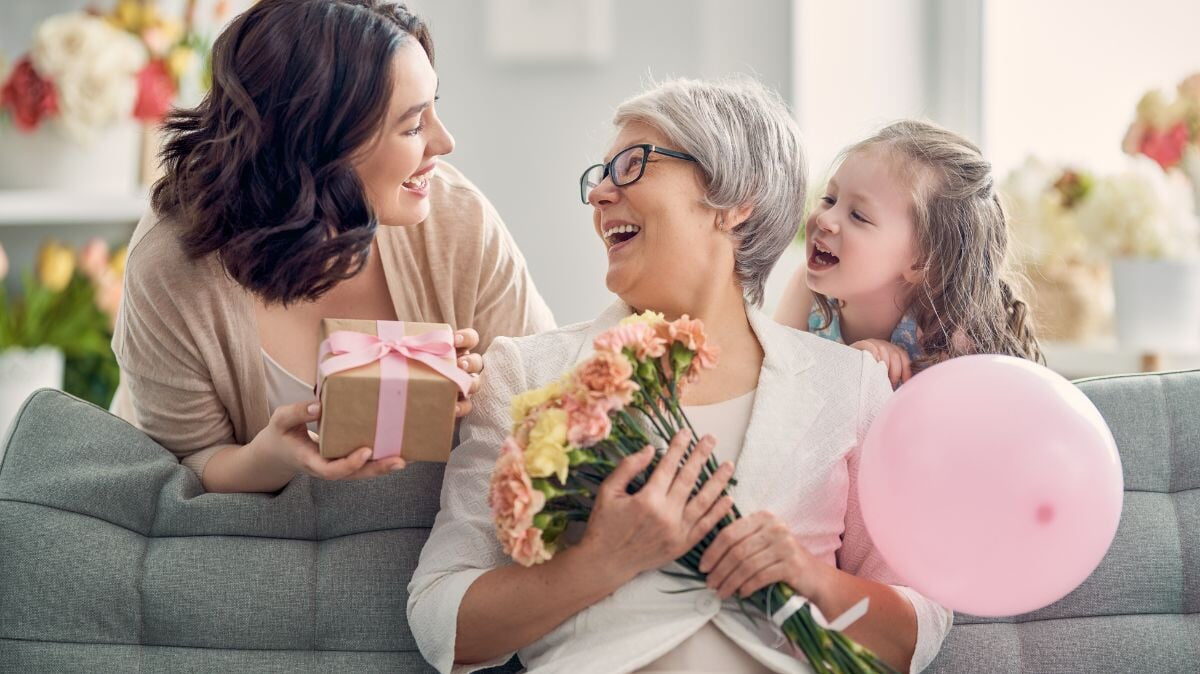une grand-mère avec sa fille et son petit-enfant le jour de la fête des mères