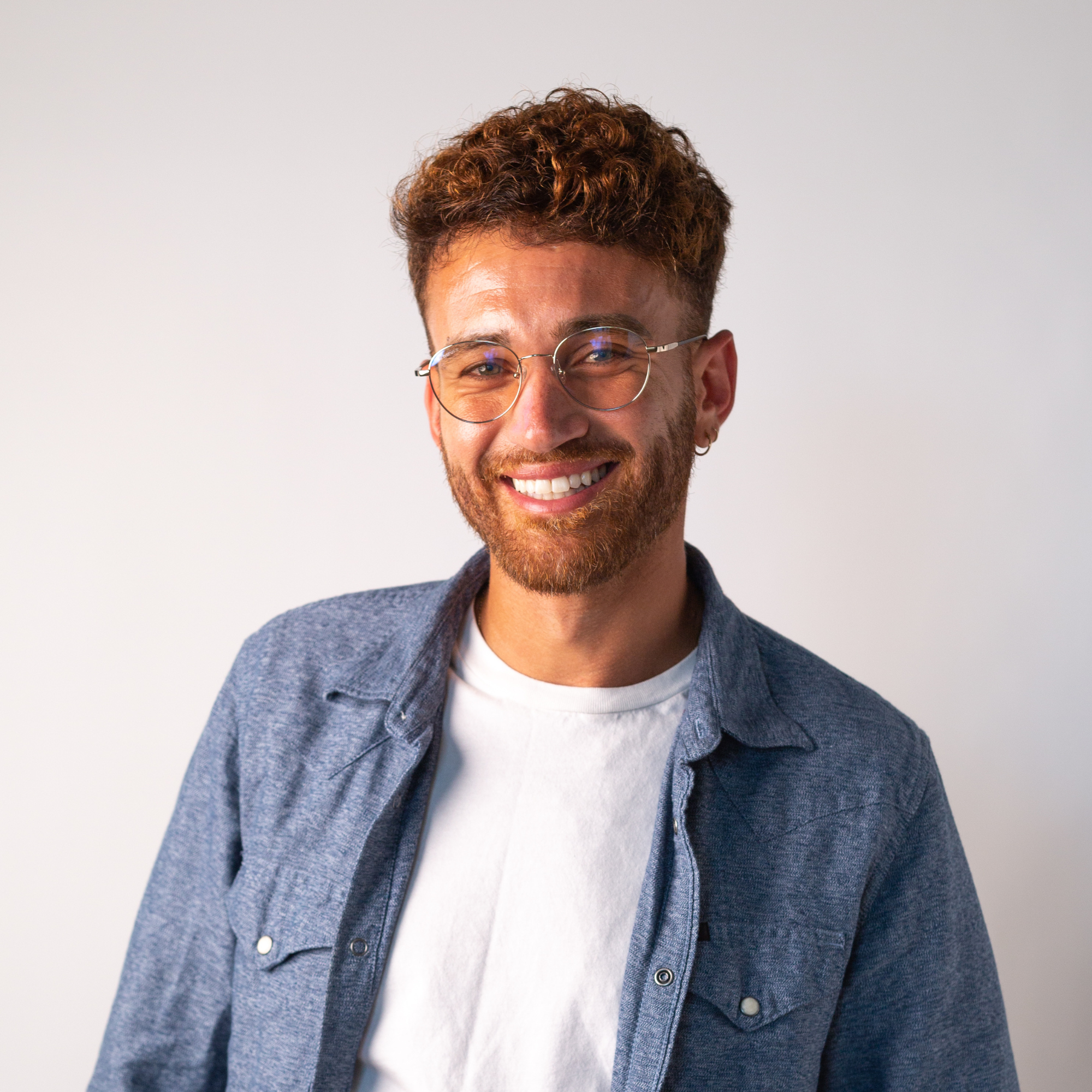 Notre modèle Lucas porte la lunette anti lumiere bleue Ushuaia