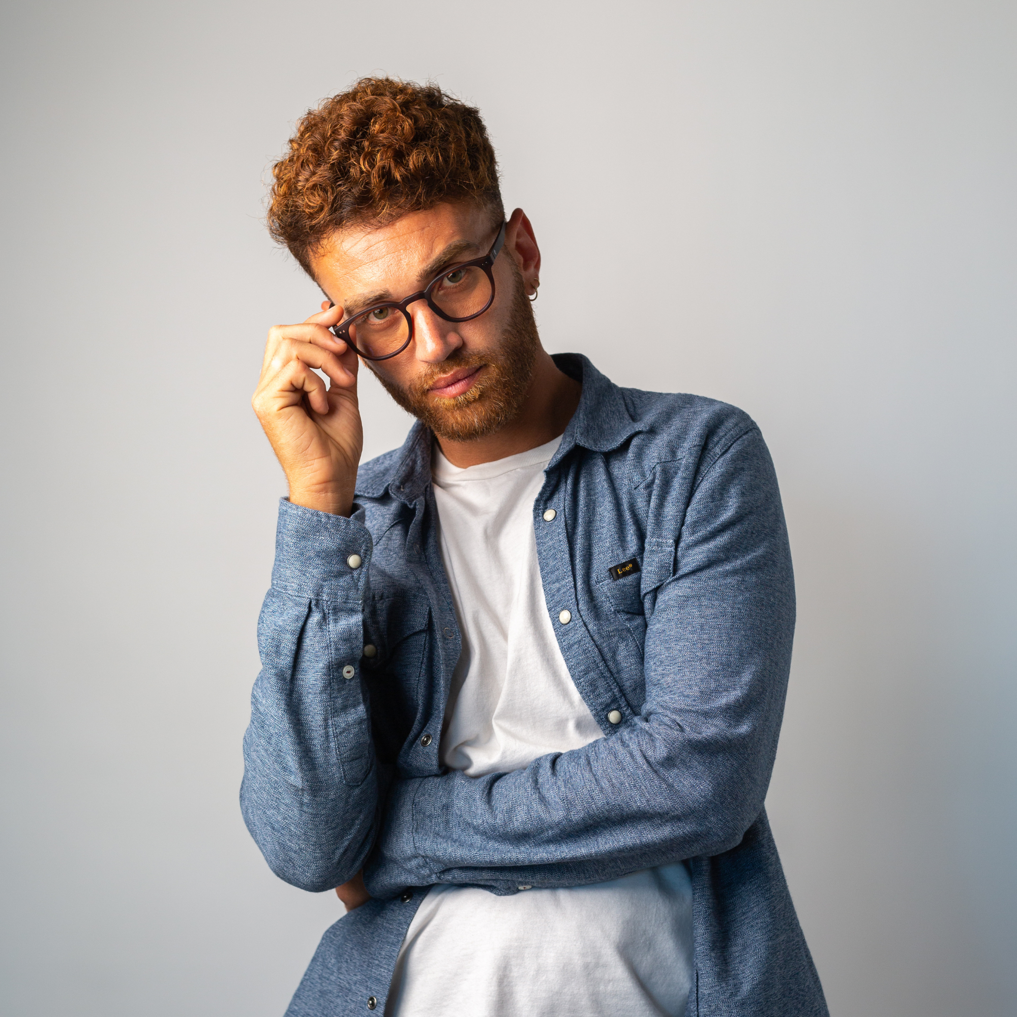Lucas porte les lunettes anti lumière bleue vintage stockholm sur fond gris