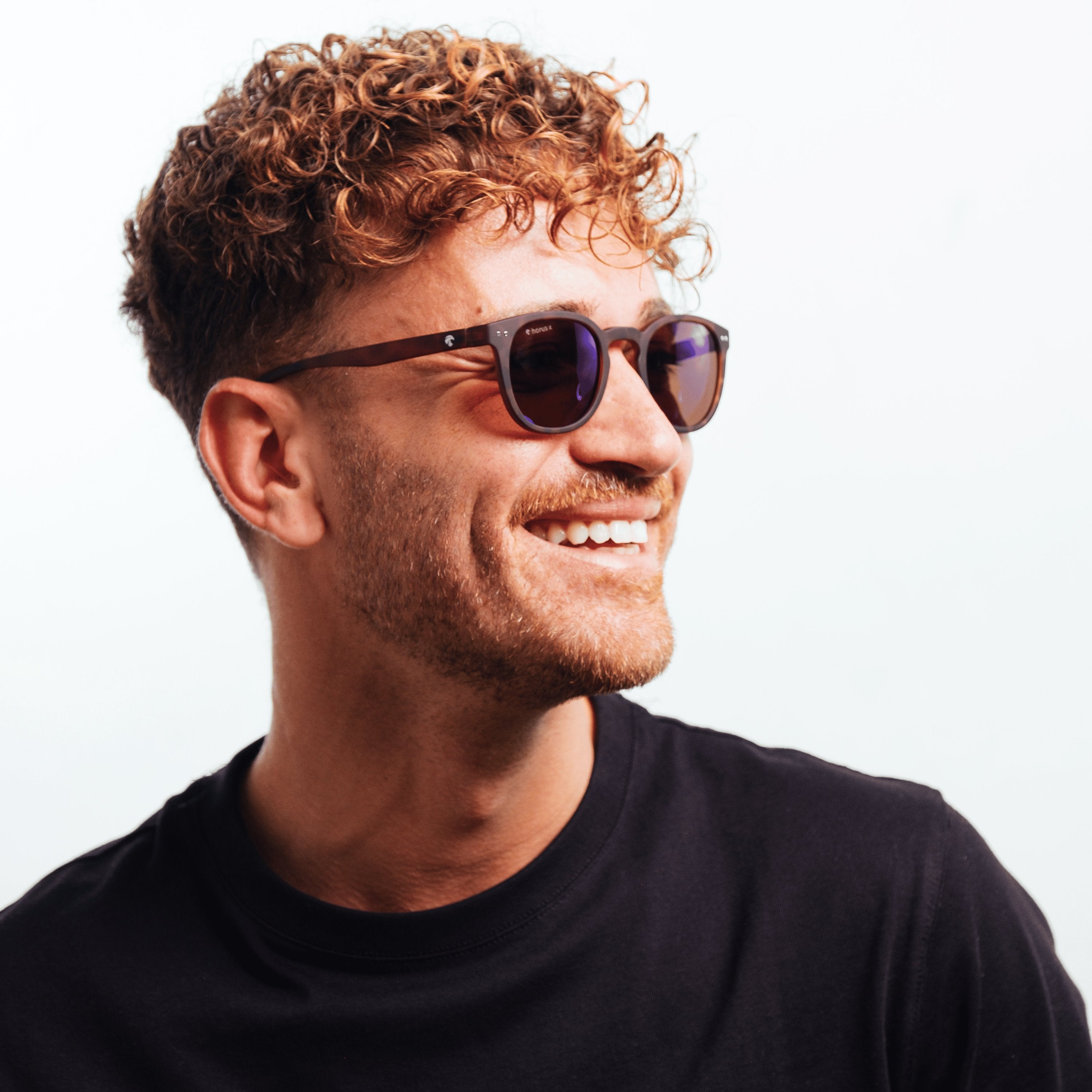 Lucas de profil avec nos lunettes de soleil anti lumière bleue Stockholm sur fond blanc