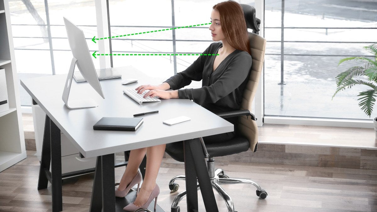 femme travaillant avec un ordinateur au bureau