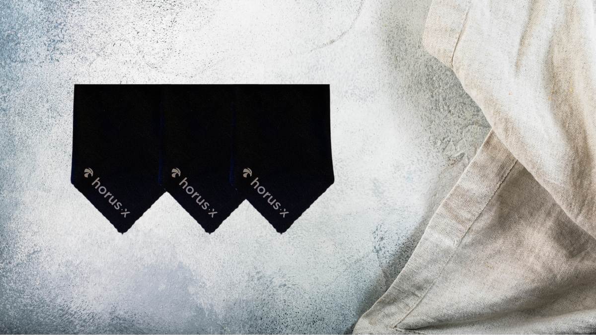 trois chiffons en microfibre Horus x sur une table