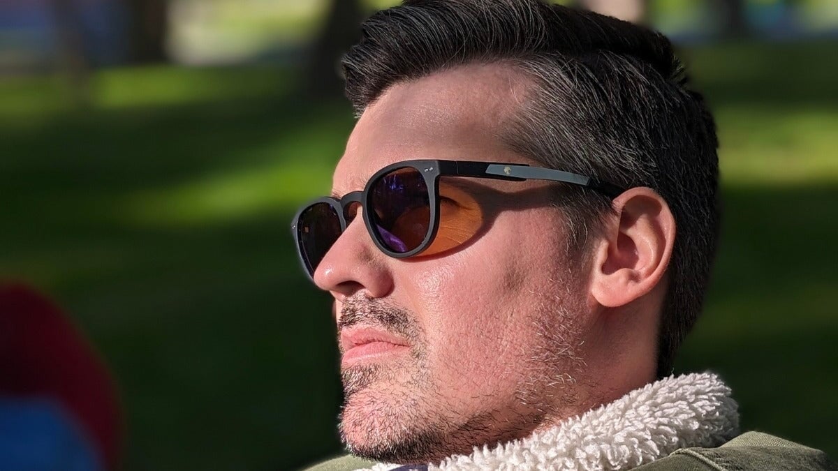 un homme portant des lunettes de soleil Horus X