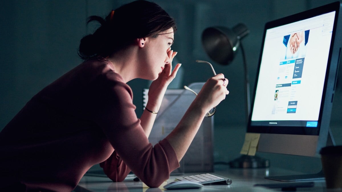 une femme souffrant de fatigue oculaire numérique due à trop de temps passé devant un écran