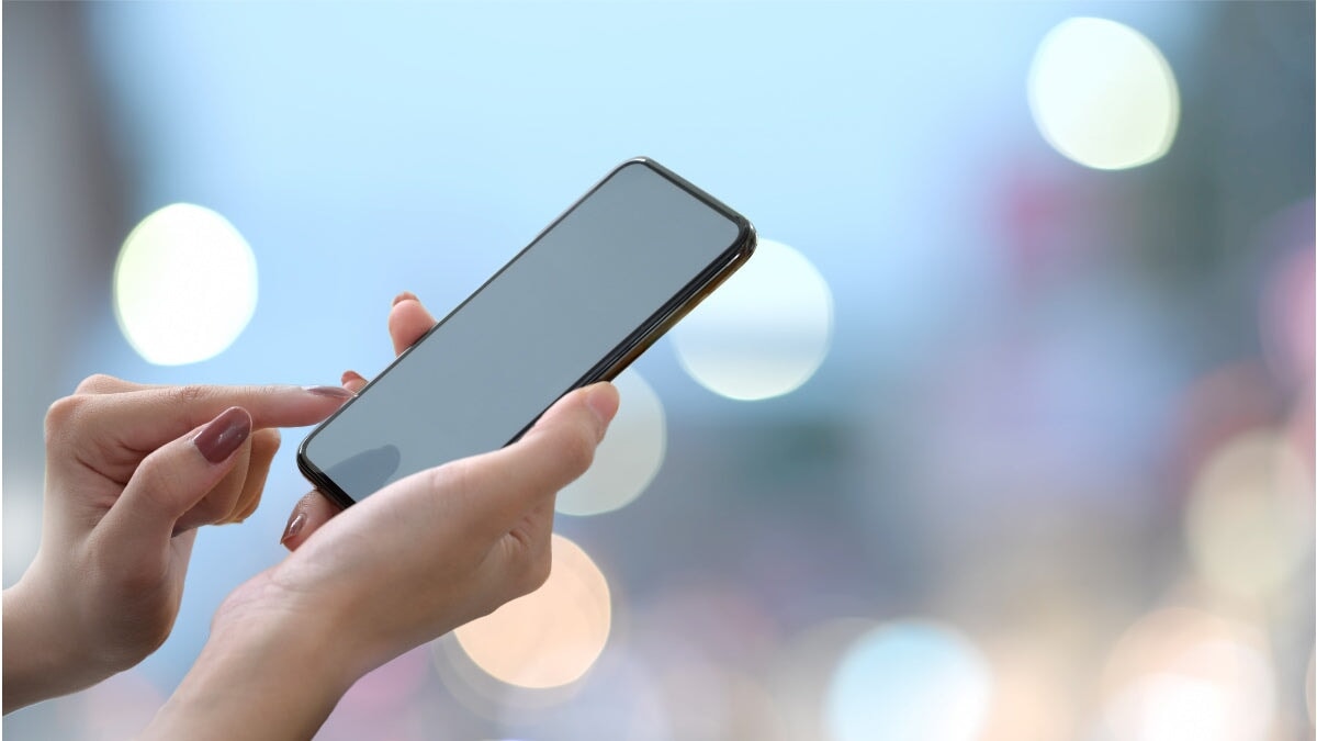 une femme utilisant son téléphone portable