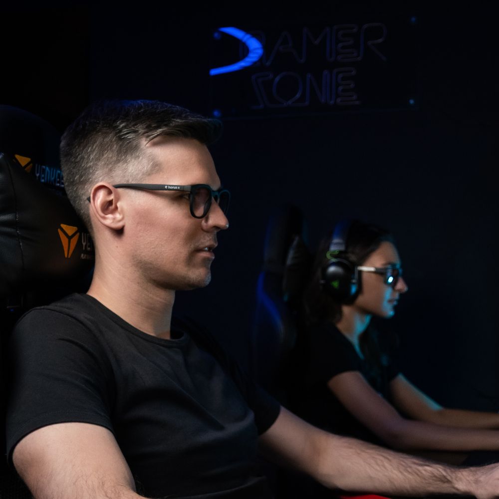 jeune homme qui porte des lunettes gamer rondes urban en pleine partie de gaming