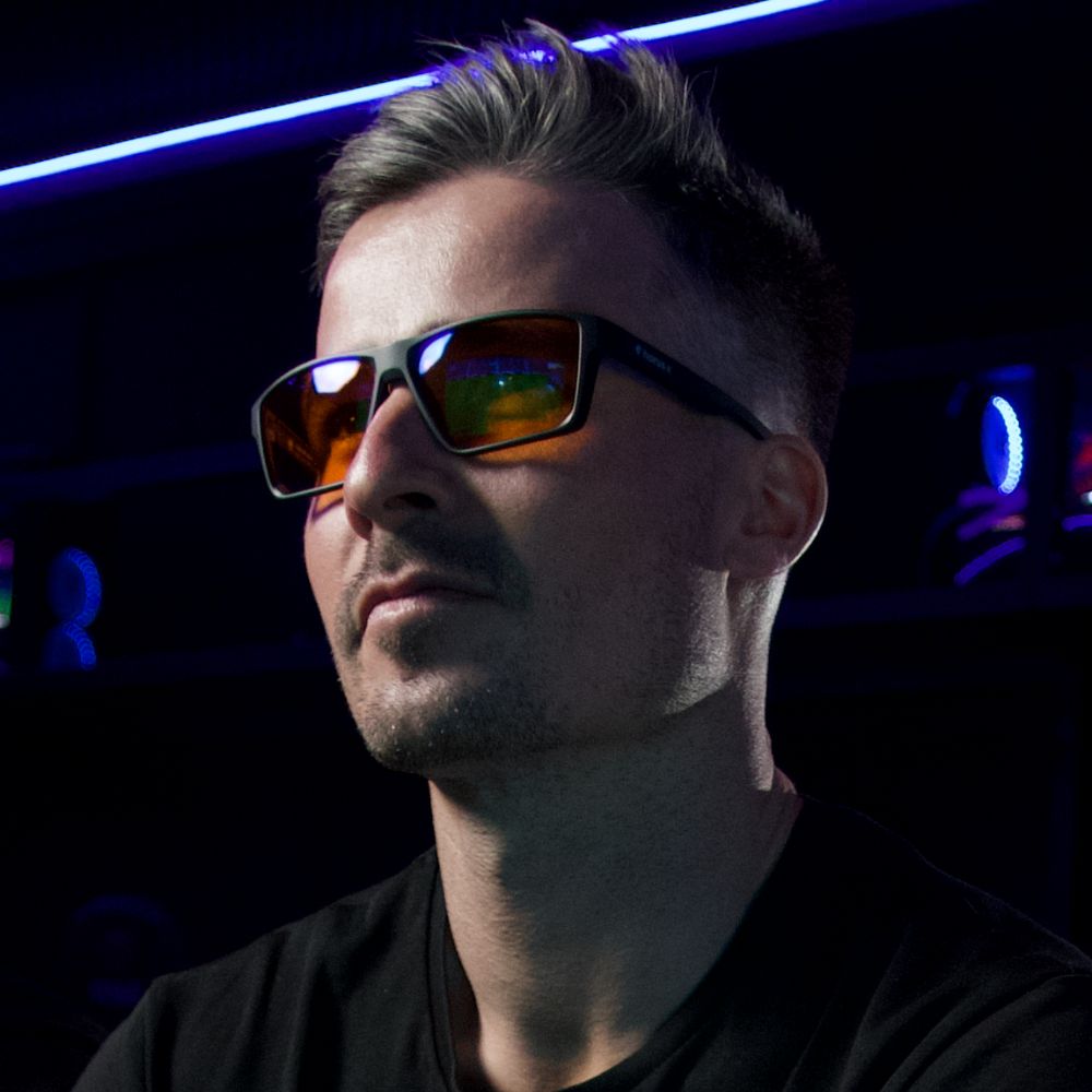 Paul porte les lunettes gaming One ambrées sur fond noir gaming